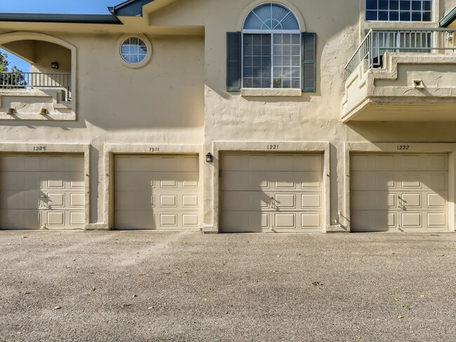 Building Photo - Evolve Real Estate: Bright 1 Bedroom Condo with  Private Garage near DTC!