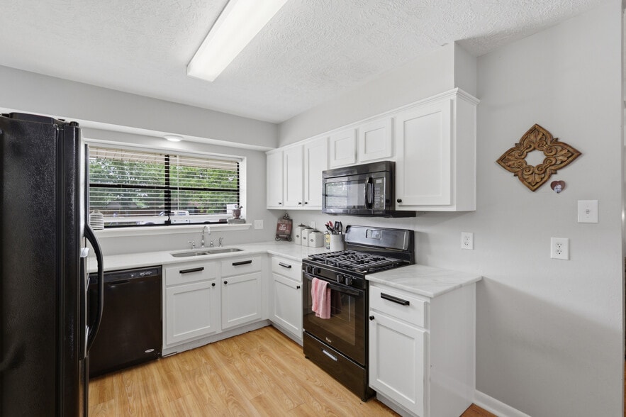 Building Photo - 3821 Brighton Dr