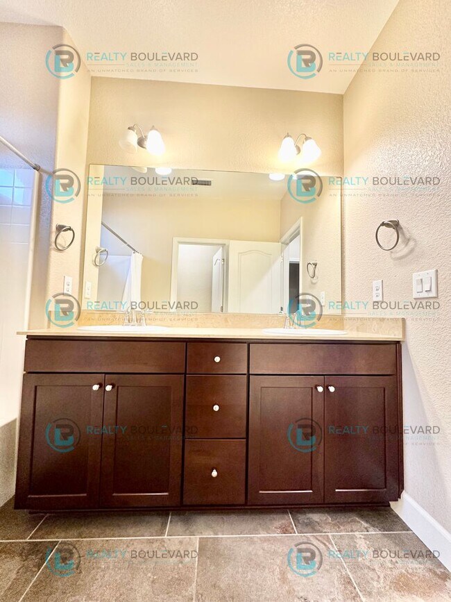Building Photo - Spacious 4-Bedroom Gem in Somersett with S...