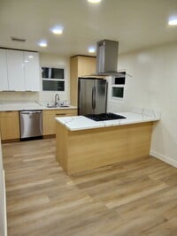 Building Photo - Beautifully Remodeled 2-bedroom apartment