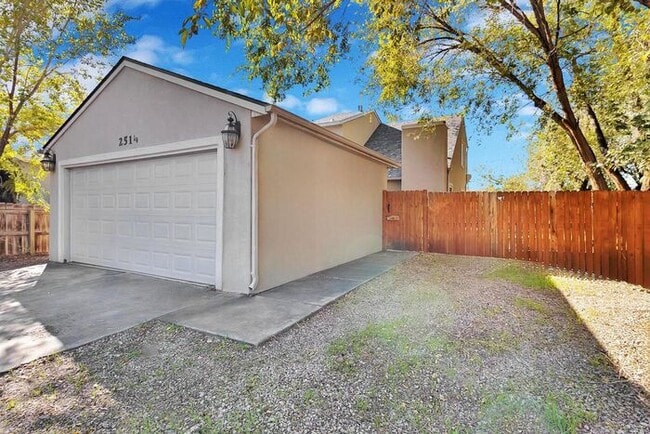 Building Photo - Charming 3 Bedroom Home in Quiet Orchard M...