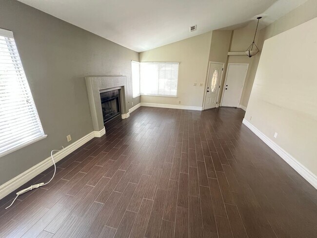 Building Photo - Peccole Ranch