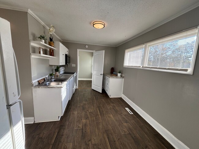 Building Photo - Coming Soon! 3 bedroom 1 bathroom house !