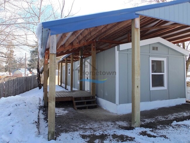 Primary Photo - Beautiful & Clean 2 Bed 1 Bath Manufacture...