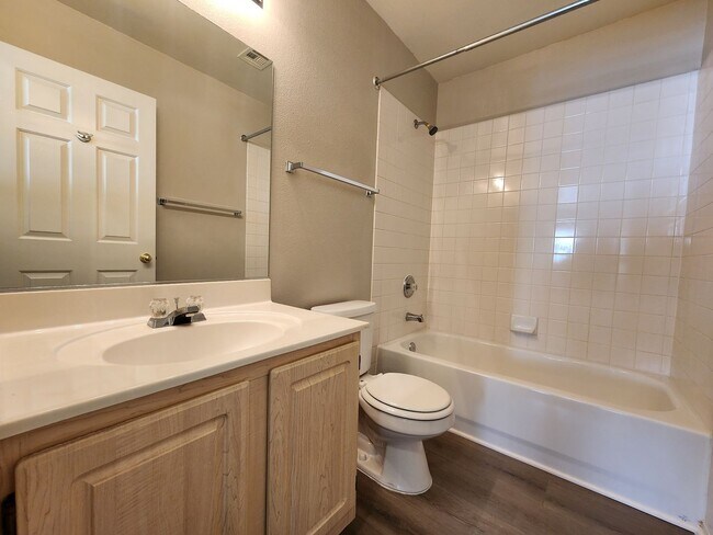 Building Photo - Beautiful townhouse in Silverado Ranch