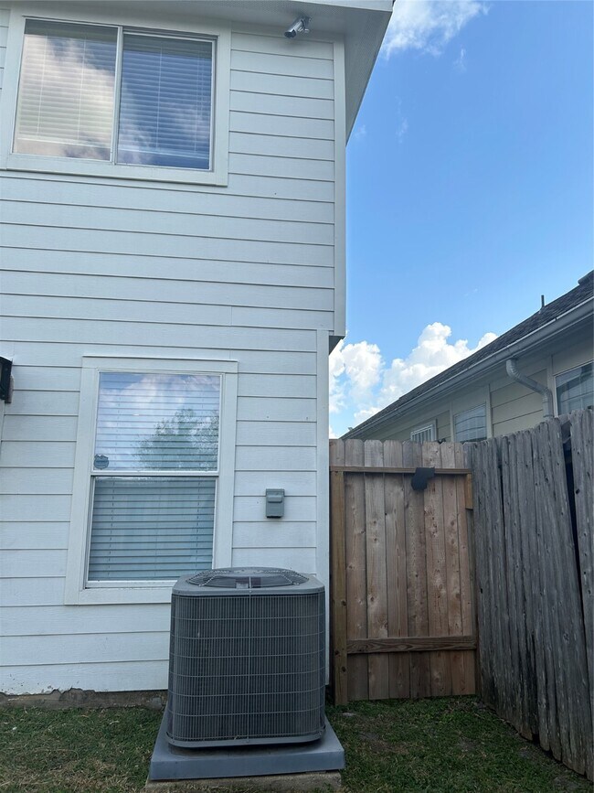 Building Photo - 7842 Winding Creek View