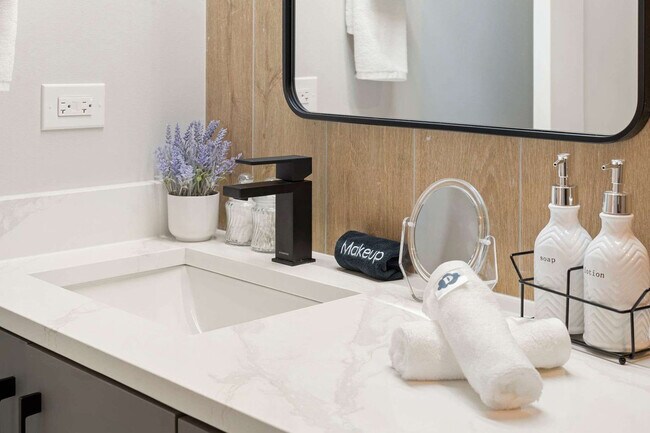 Building Photo - 801 S Western Ave