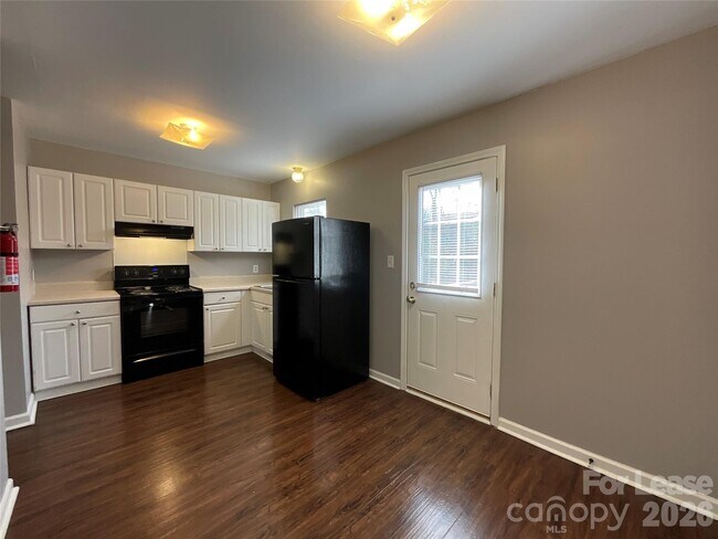 Building Photo - 1520 N Main Ave