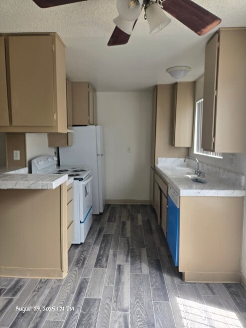 Building Photo - 991 N Mollison Ave