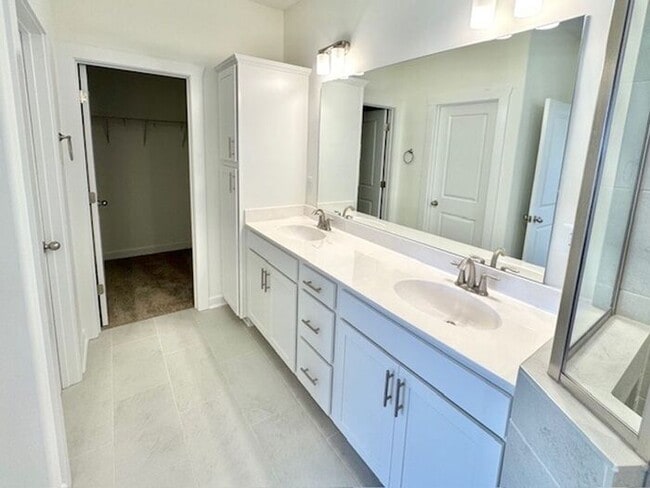 Building Photo - Now Leasing at Cedar Bluff – 4BR Townhomes...