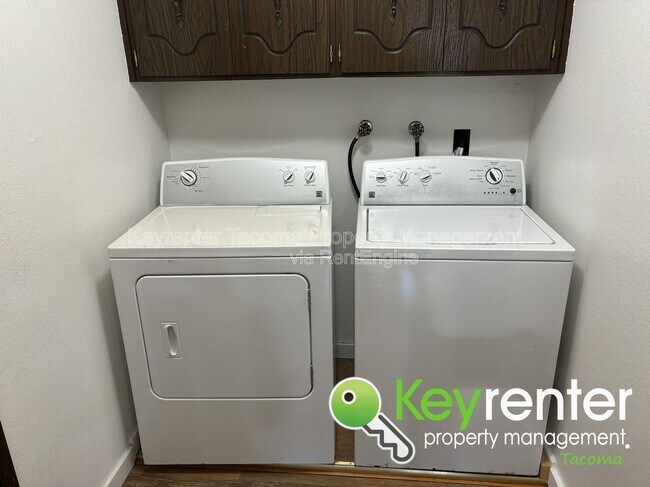 Building Photo - 2722 Cambridge Dr