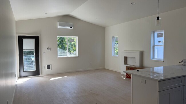 Building Photo - Duplex in CDA !