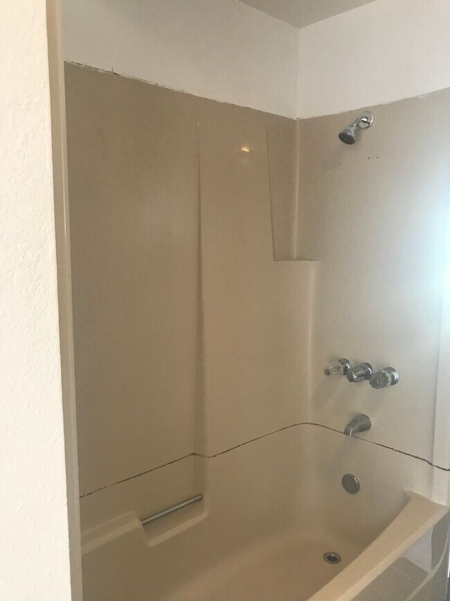 Building Photo - For Rent: Charming 2 Bed 1 Bath Home in th...