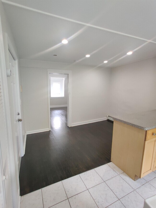 Building Photo - 826 Grand St