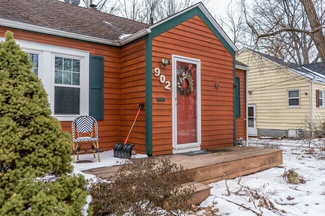 Building Photo - Centrally located bungalow!