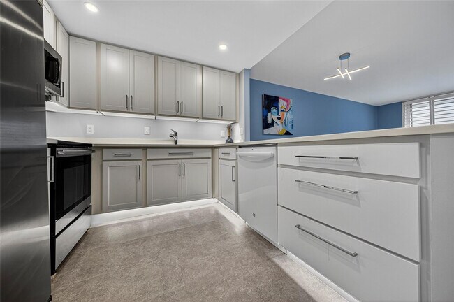 Building Photo - 1800 N Andrews Ave