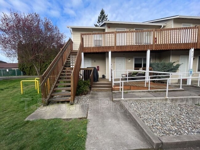 Building Photo - 717 Cedar Ave