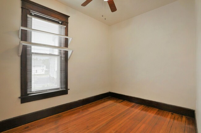 Building Photo - 4 Bedroom , 2 Bath Newly Renovated Townhou...