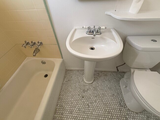 Building Photo - 924 Electric Ave