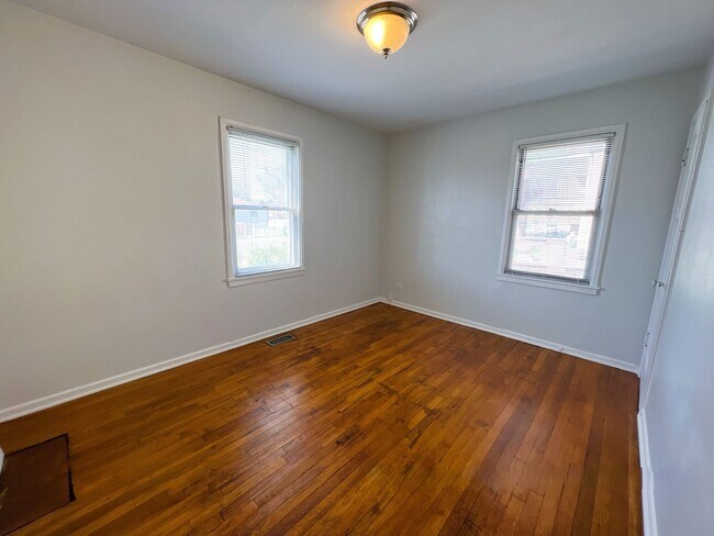 Building Photo - Don’t miss out on this super cute single-f...