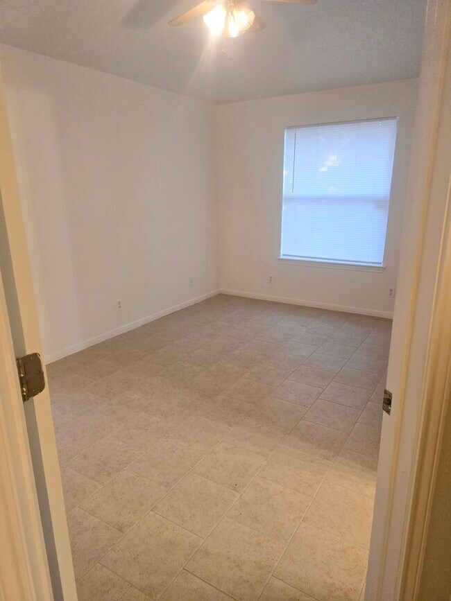 Building Photo - 1602 Van Zanten Dr