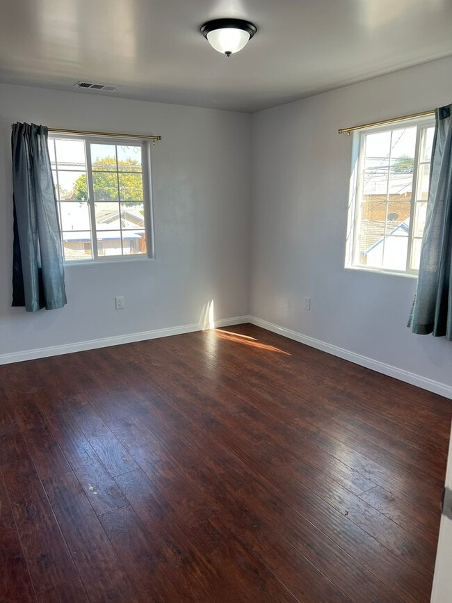 Building Photo - Spacious 2 Bedroom + Bonus Room, Back House w/ Garage & Gated Entry