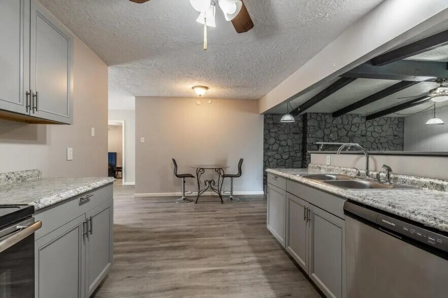 Building Photo - 463 Sprucewood Ln