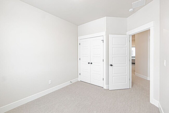 Building Photo - END UNIT - BRAND NEW TOWNHOME IN SUGAR CITY 3 BED 2.5 BATH AND 2 STALL GARAGE.