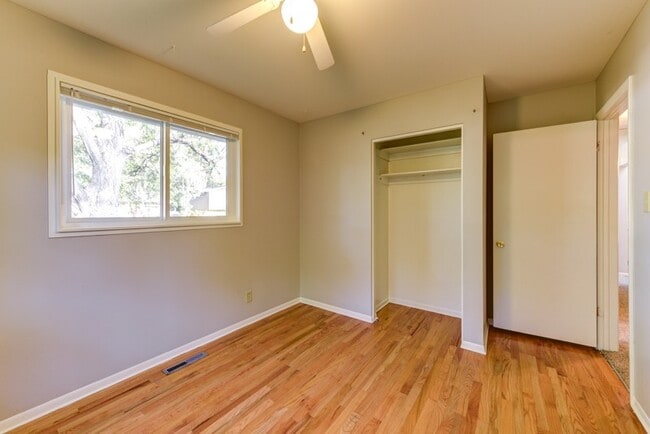 Building Photo - Beautiful and LARGE 4 bed 3 bath Home in D...