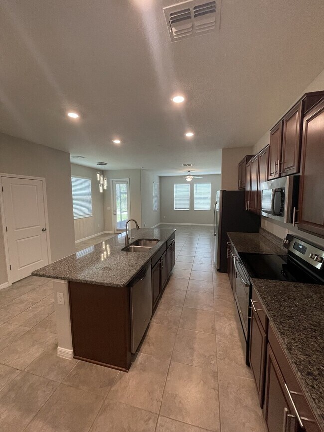 Building Photo - "Charming 3-Bedroom Wesley Chapel Home with Granite Finishes & Spacious 1,807 Sq Ft great Layout....