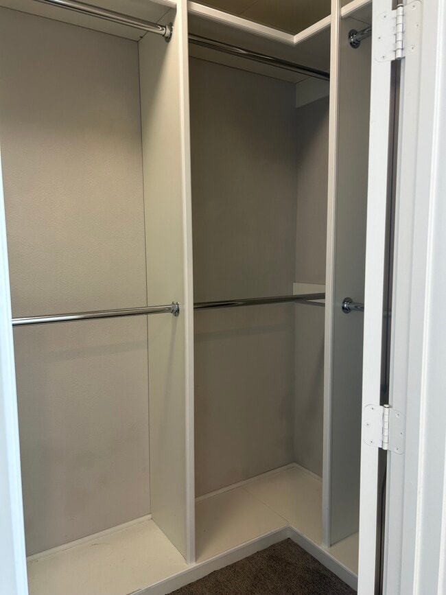 Two walk in closets - 5256 Pacific Ter