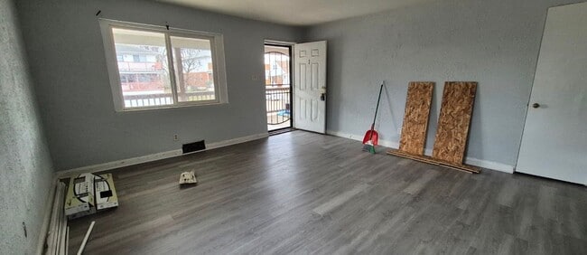 Building Photo - 210 N Cherrywood Ave