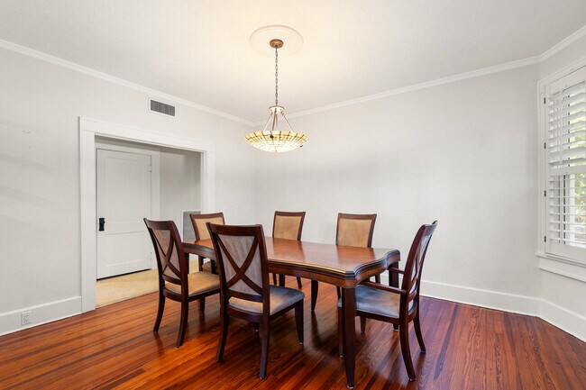 Building Photo - 1234 Beach Dr NE