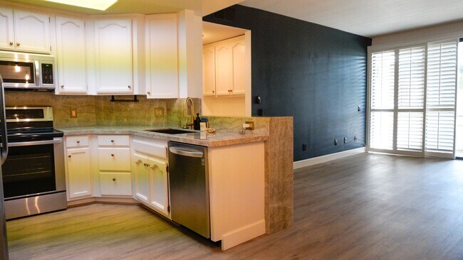 Building Photo - Resort style living - 2 Bd/2Ba 1,112 SqFt Condo
