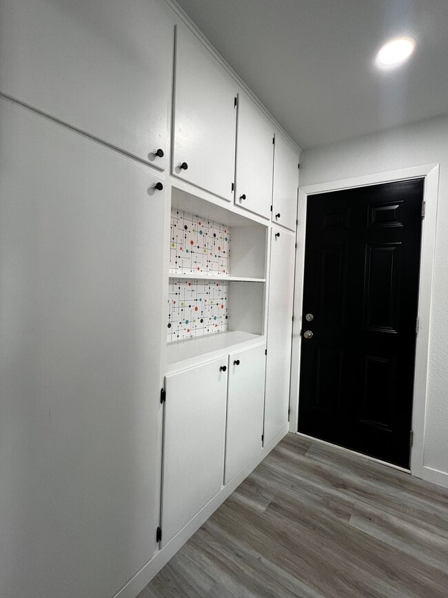 Building Photo - Beautifully Updated 3/2