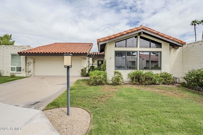 Building Photo - 7322 E Sierra Vista Dr