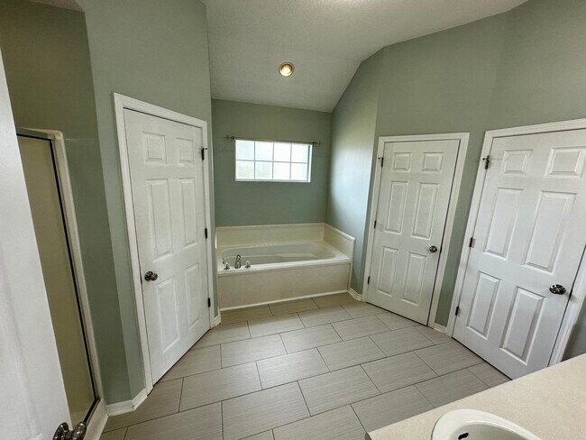 Building Photo - 27094 Stratford Glen Dr