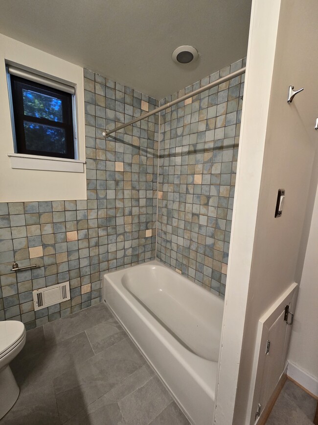 Full bath. - 862 N Lawrence St