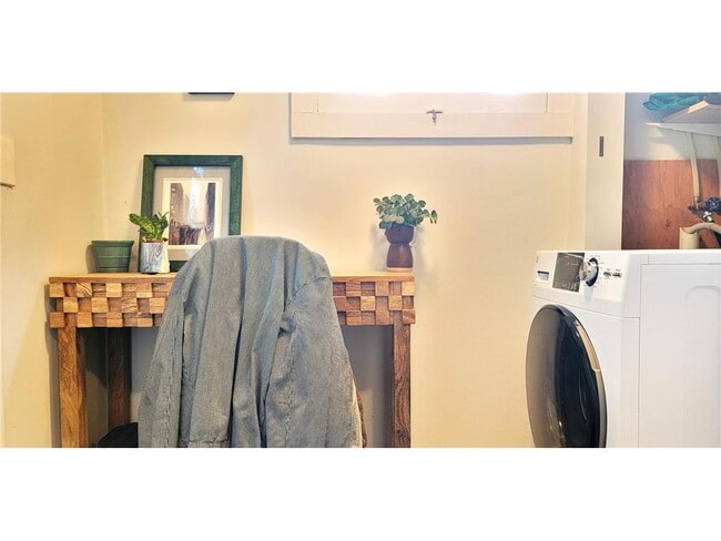 Building Photo - 2335 Hemlock Ln N