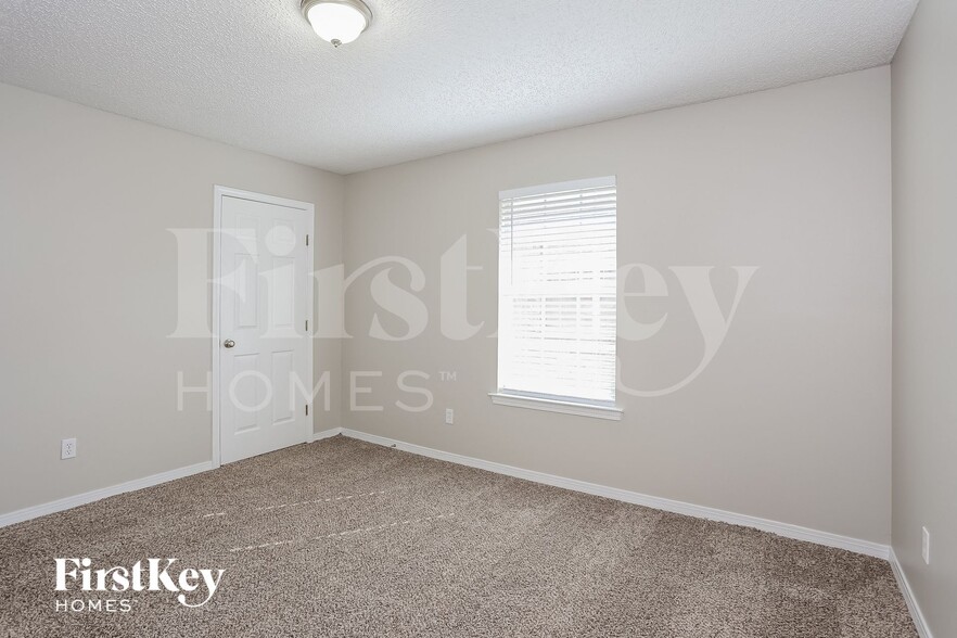 Building Photo - 2801 Cross Creek Dr