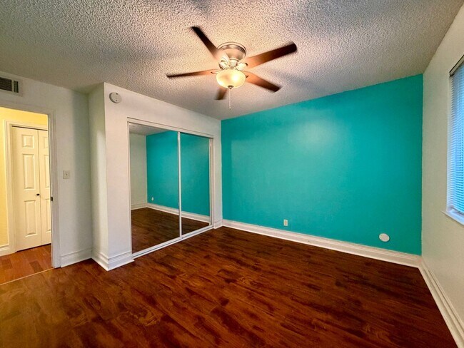 Building Photo - Sacramento Cutie won't last long!!!! 50% Off First Month's Rent - 2 Bedroom, 1 Bath Private Deck ...