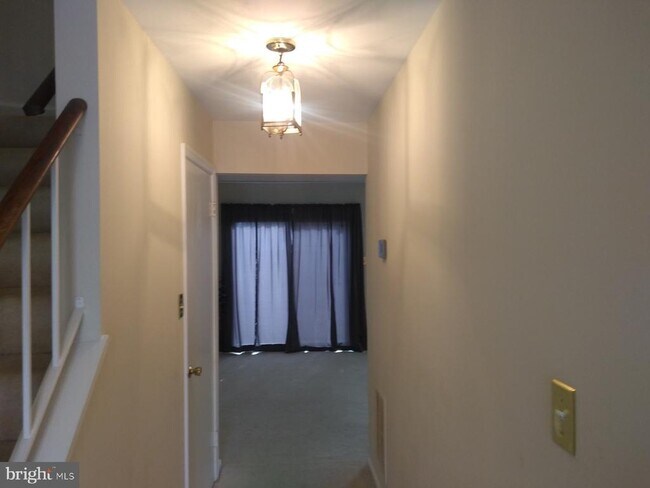 Building Photo - 2055 Pilgrim Dr