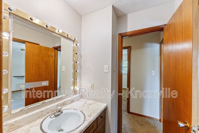 Building Photo - 8738 Gleason Dr