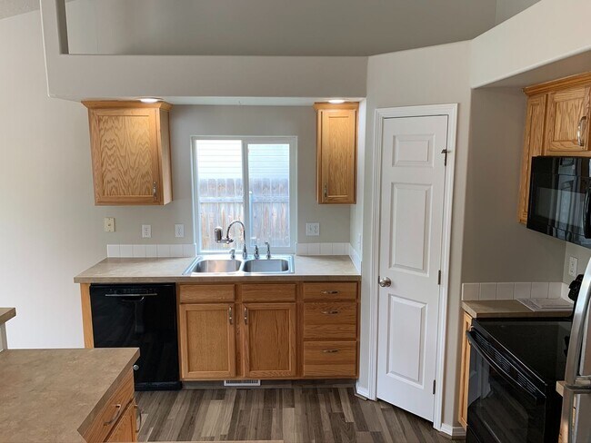 Building Photo - Great 3 bed 2 bath home in a the quiet Rai...
