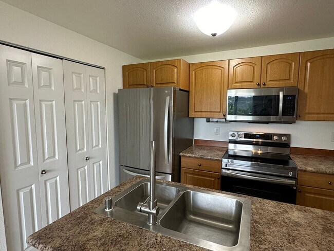 Building Photo - Sterling Heights Condo - Bellevue