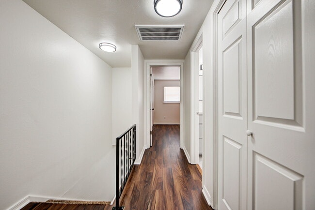Building Photo - 2112 Melrose Dr