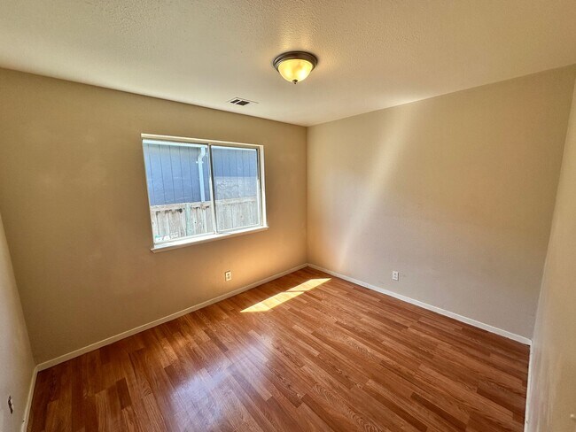 Building Photo - Nice & Quiet single family home in the cen...