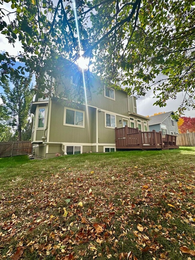 Building Photo - Beautifully Updated 5-Bedroom Home Near Ut...