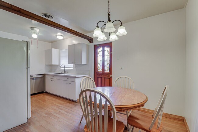 Building Photo - 2301 Faye Ln