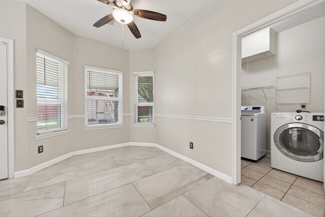 Building Photo - 6710 Creek Village Dr